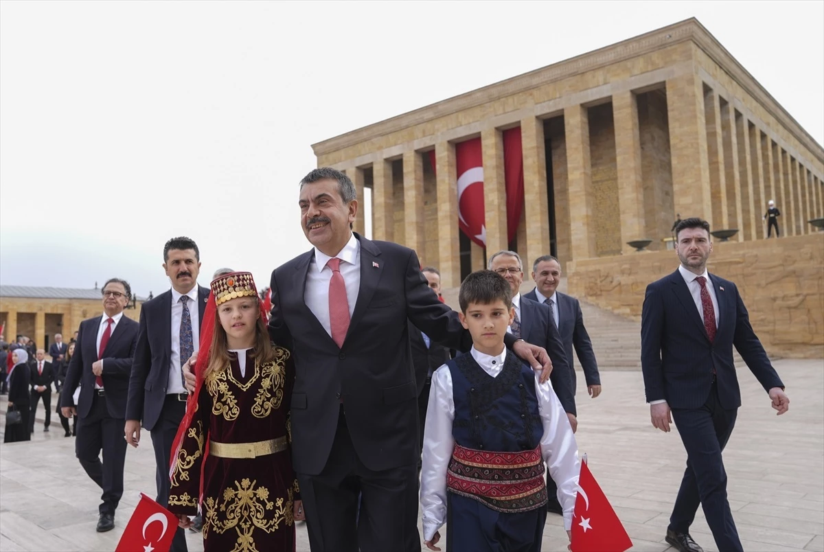 Milli Eğitim Bakanı Yusuf Tekin, 23 Nisan Ulusal Egemenlik ve Çocuk Bayramı\'nda Anıtkabir\'i ziyaret etti