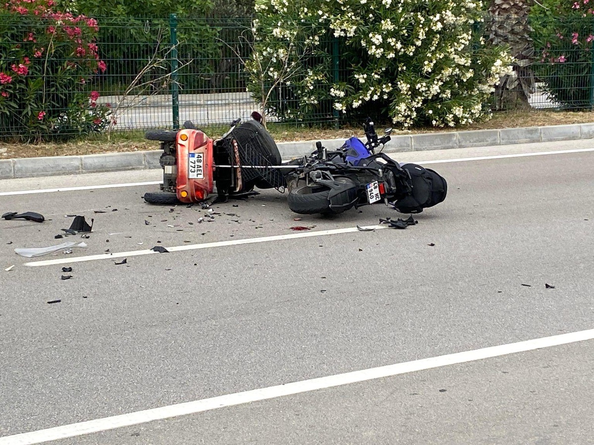 Fethiye\'de Mopet ve Motosiklet Çarpışması Sonucu 1 Kişi Hayatını Kaybetti