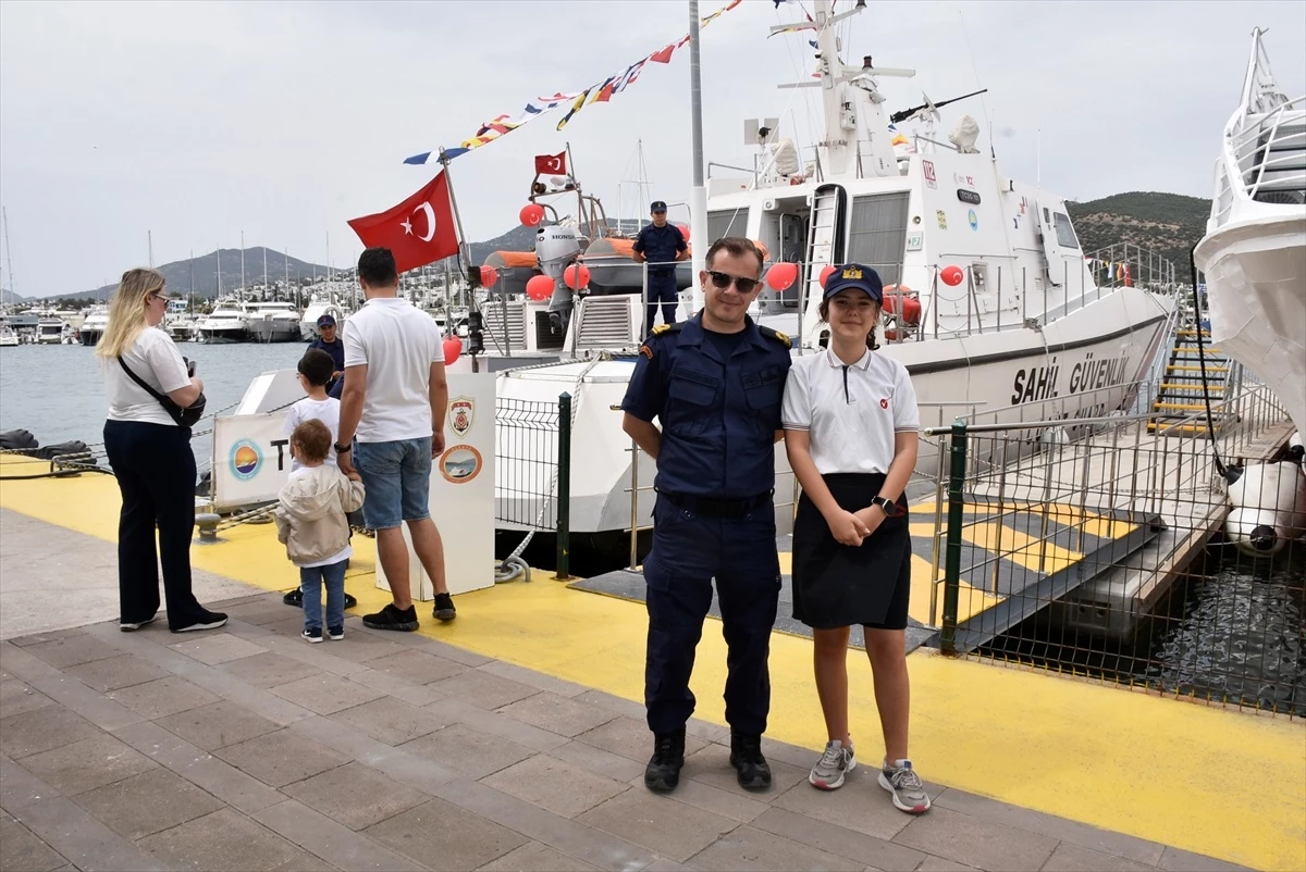 Muğla\'da Deniz Kuvvetleri ve Sahil Güvenlik botları ziyaretçilerini ağırladı