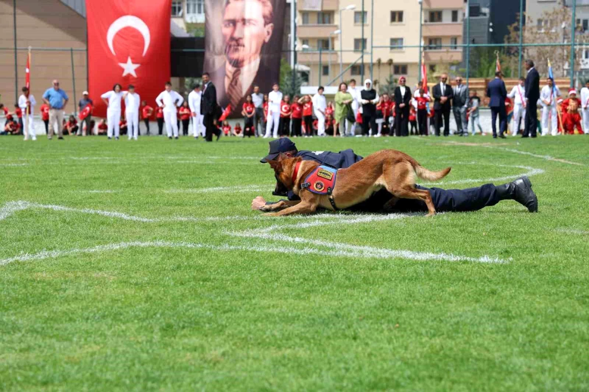 Nevşehir\'de 23 Nisan kutlamalarında itaat köpeği Nefes büyüledi