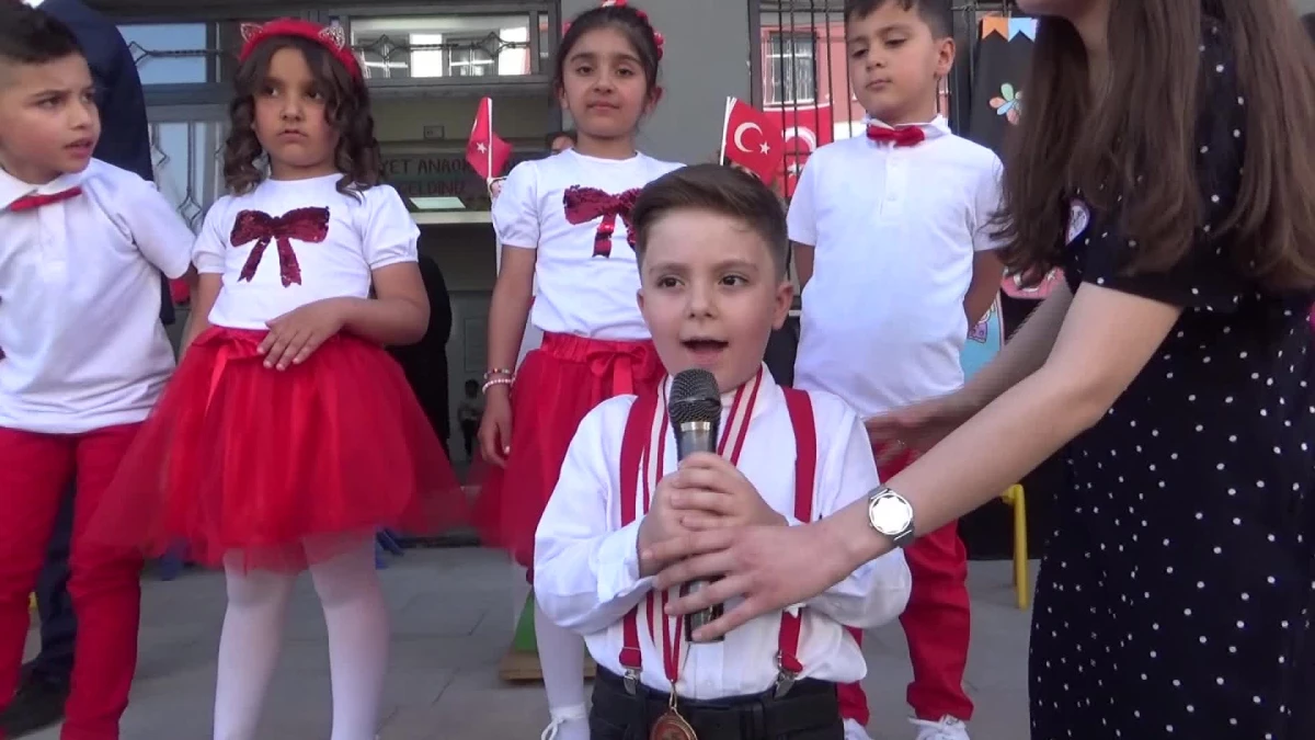 5 yaşındaki çocuk İstiklal Marşı\'nı ezbere okudu