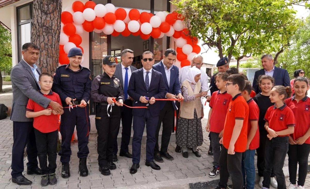 Muğla\'nın Ortaca ilçesindeki Asteğmen Tayyar Milat İlkokulu ve Ortaokulu\'nun yeni kütüphanesi hizmete girdi