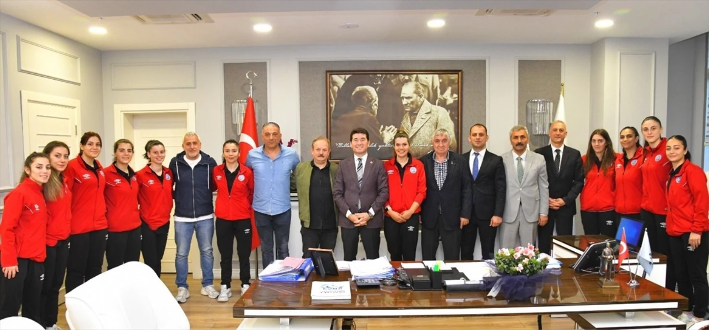 Ortahisar Belediye Başkanı Ahmet Kaya, hentbol takımı ile bir araya geldi