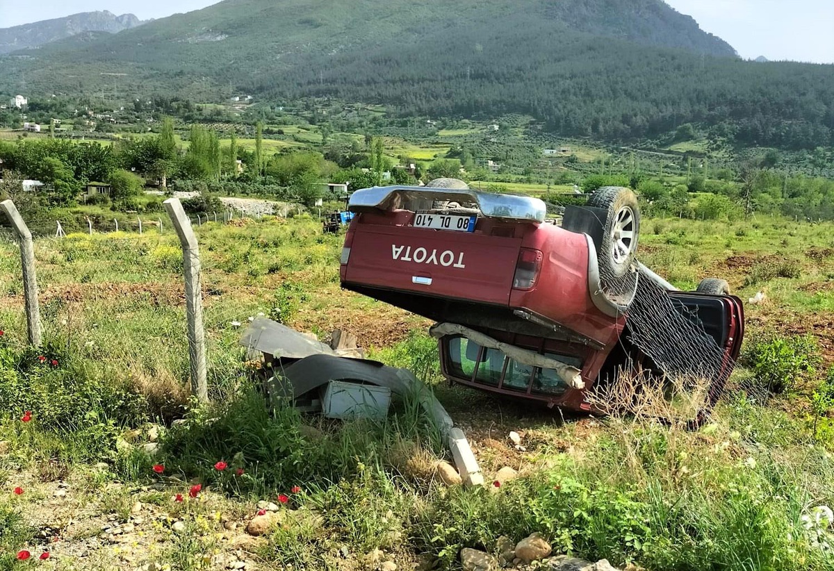 Osmaniye\'de Kontrolden Çıkan Pikap Takla Attı: 1 Yaralı