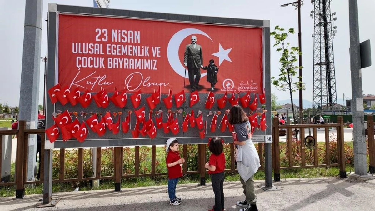 Düzce Belediyesi Reklam Panolarına Türk Bayrakları Asarak Çocuklara Sürpriz Yaptı
