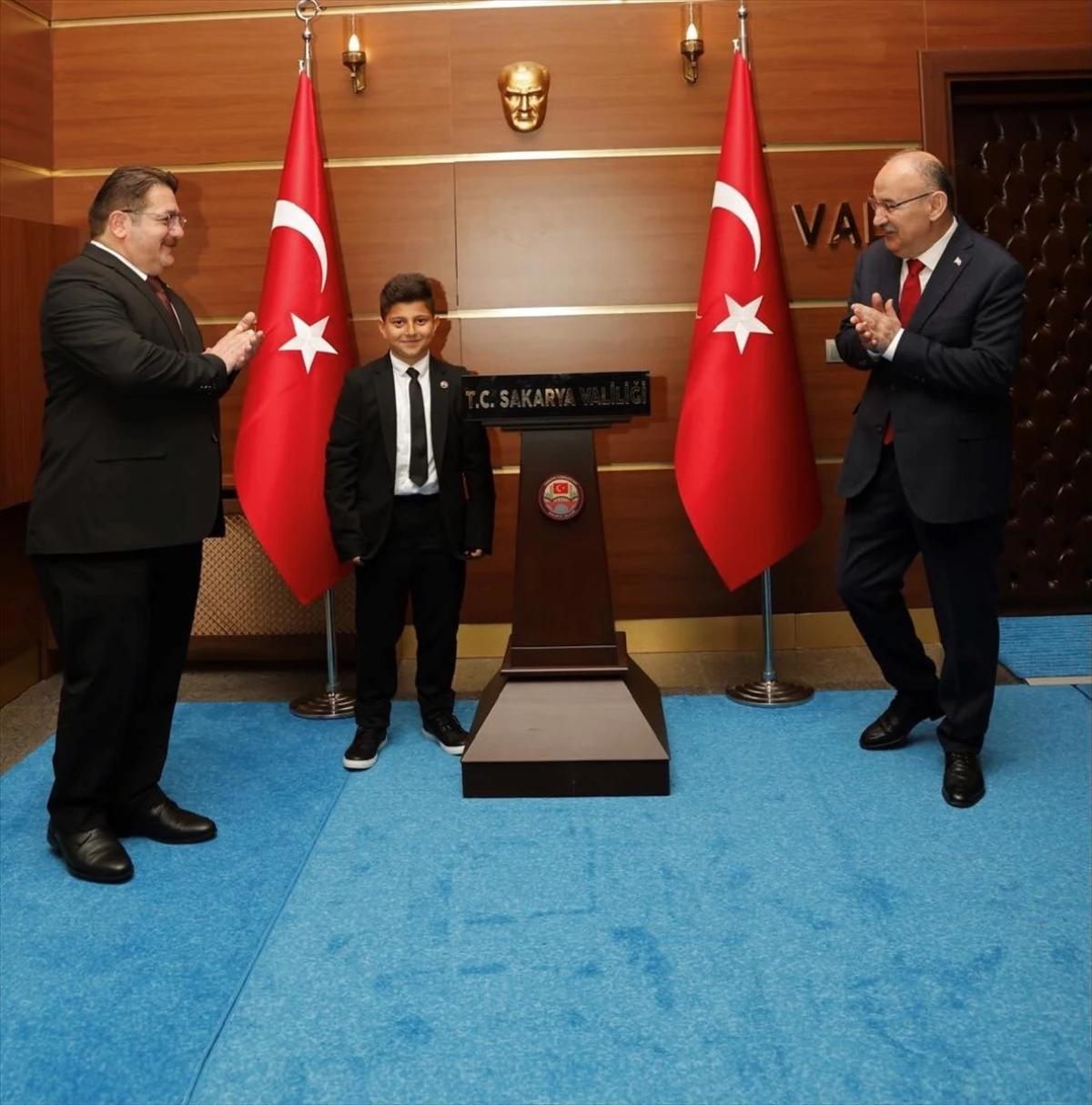 Sakarya Valisi Yaşar Karadeniz, 23 Nisan\'da Makamını İlkokul Öğrencisine Devretti