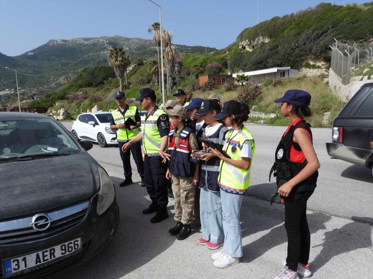 Samandağ\'da çocuklar trafik denetimi gerçekleştirdi