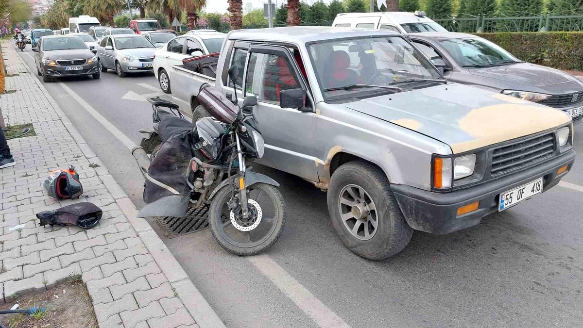 Samsun\'da Motosiklet Kamyonetin Kapısına Çarptı: 1 Yaralı