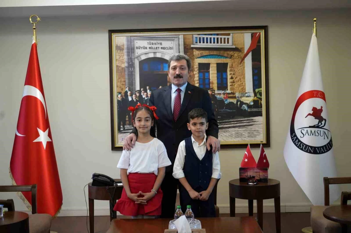Samsun Valisi Orhan Tavlı, 23 Nisan\'da makam koltuğunu çocuklara devretti