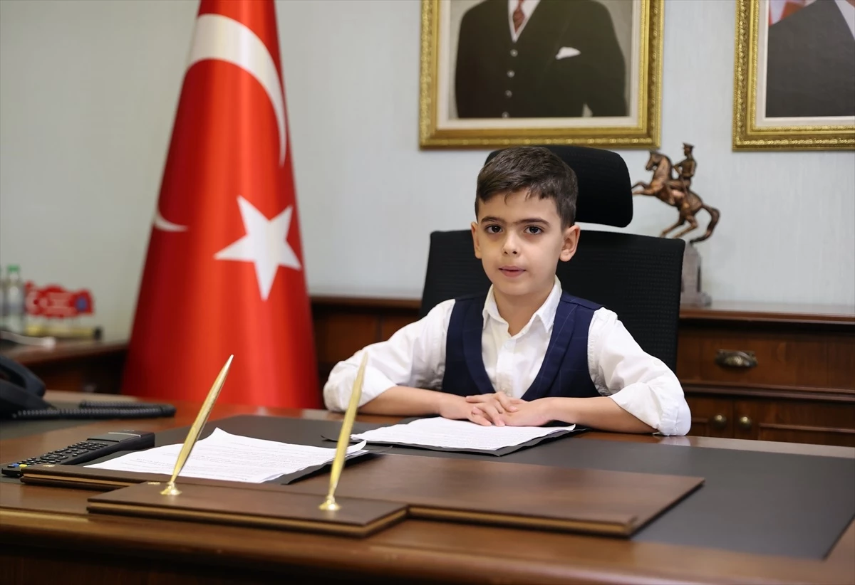 Samsun Valisi Orhan Tavlı, 23 Nisan\'da makam koltuğunu çocuklara devretti