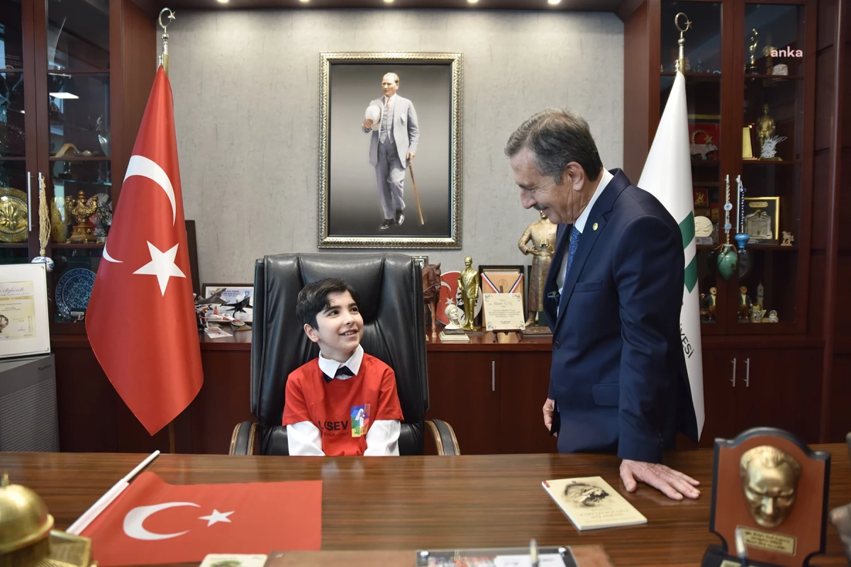 Tepebaşı Belediye Başkanı Ahmet Ataç, 23 Nisan\'da çocukları makamında ağırladı