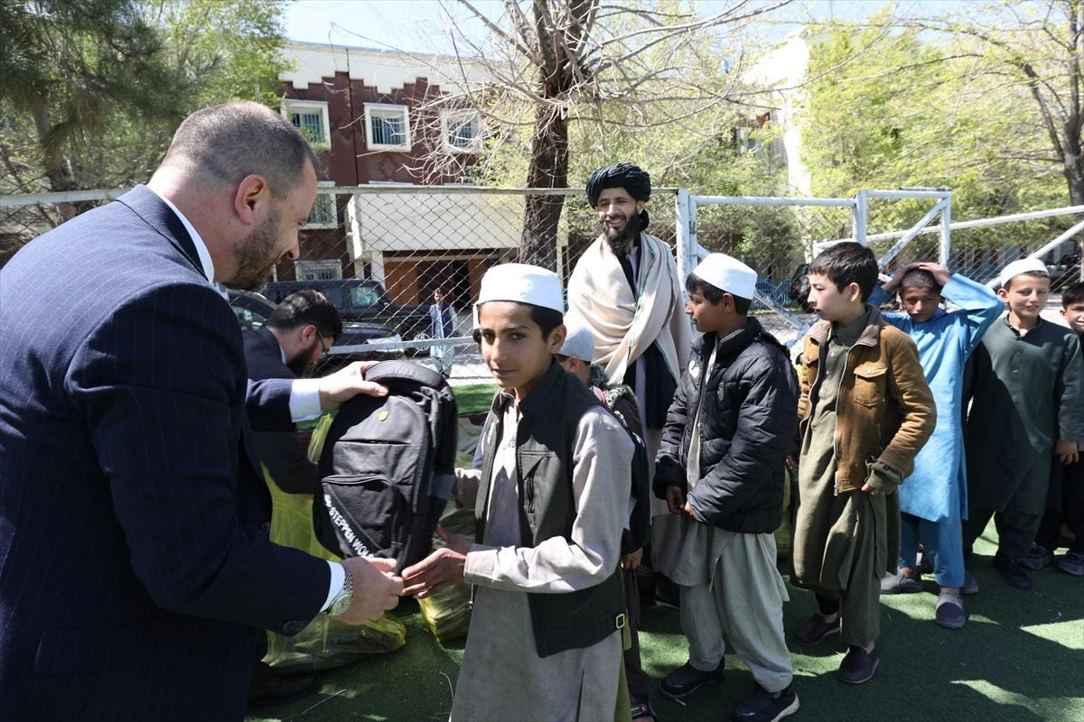 Türkiye\'nin Kabil Büyükelçiliği, 23 Nisan\'da Afgan yetimlere kırtasiye malzemesi yardımında bulundu