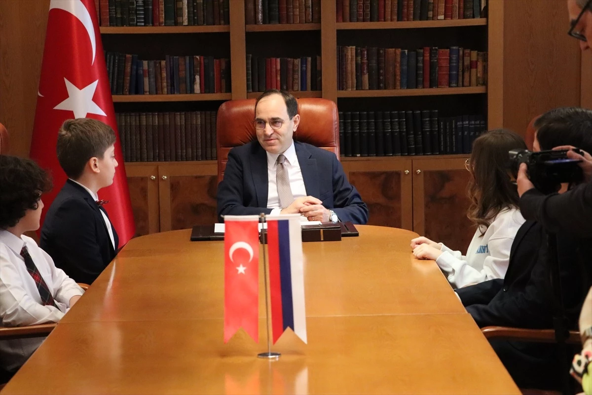 Türkiye\'nin Moskova Büyükelçisi, kompozisyon yarışmasını kazanan çocuğa makamını devretti