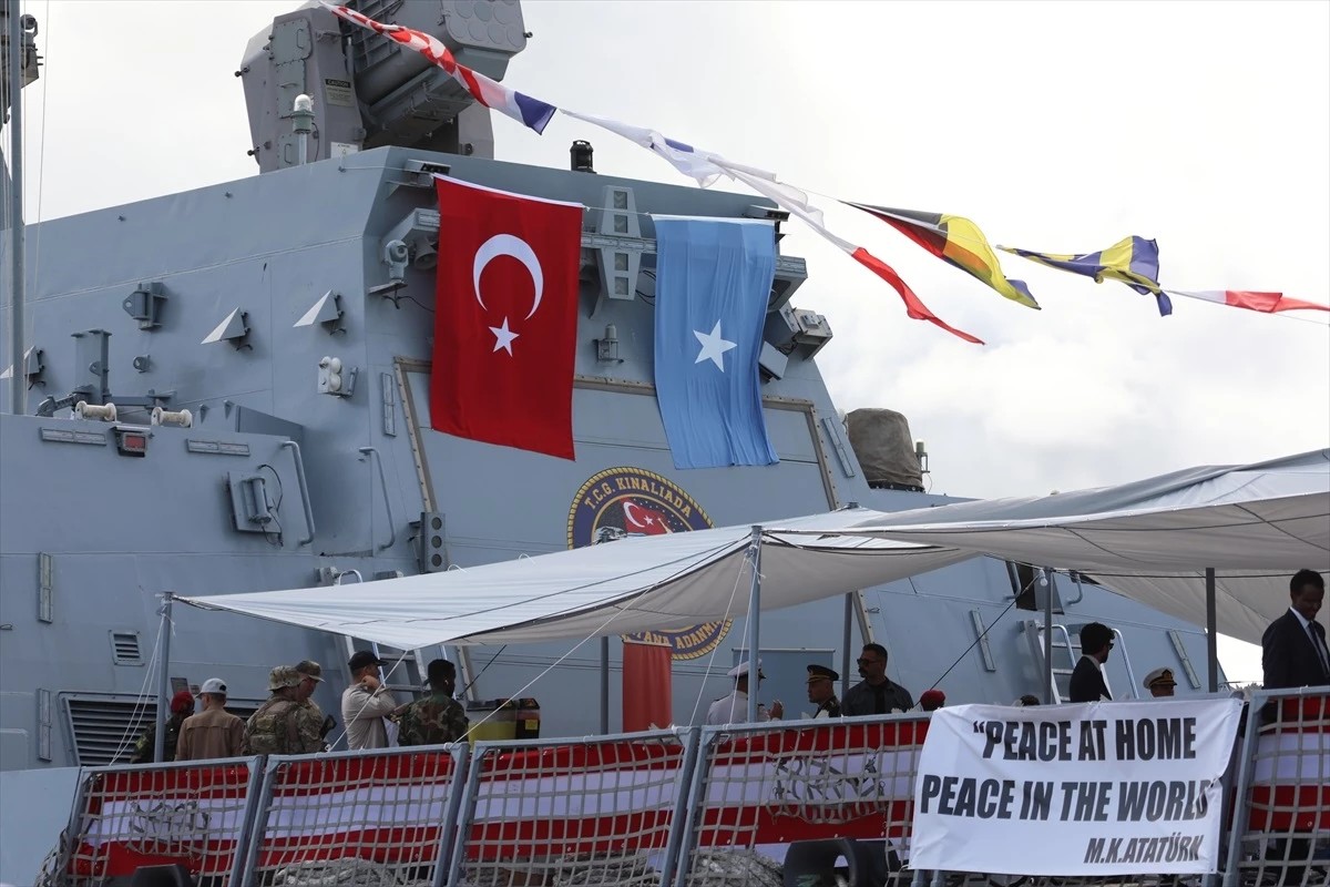 Türkiye\'ye ait askeri gemi Somali\'ye geldi
