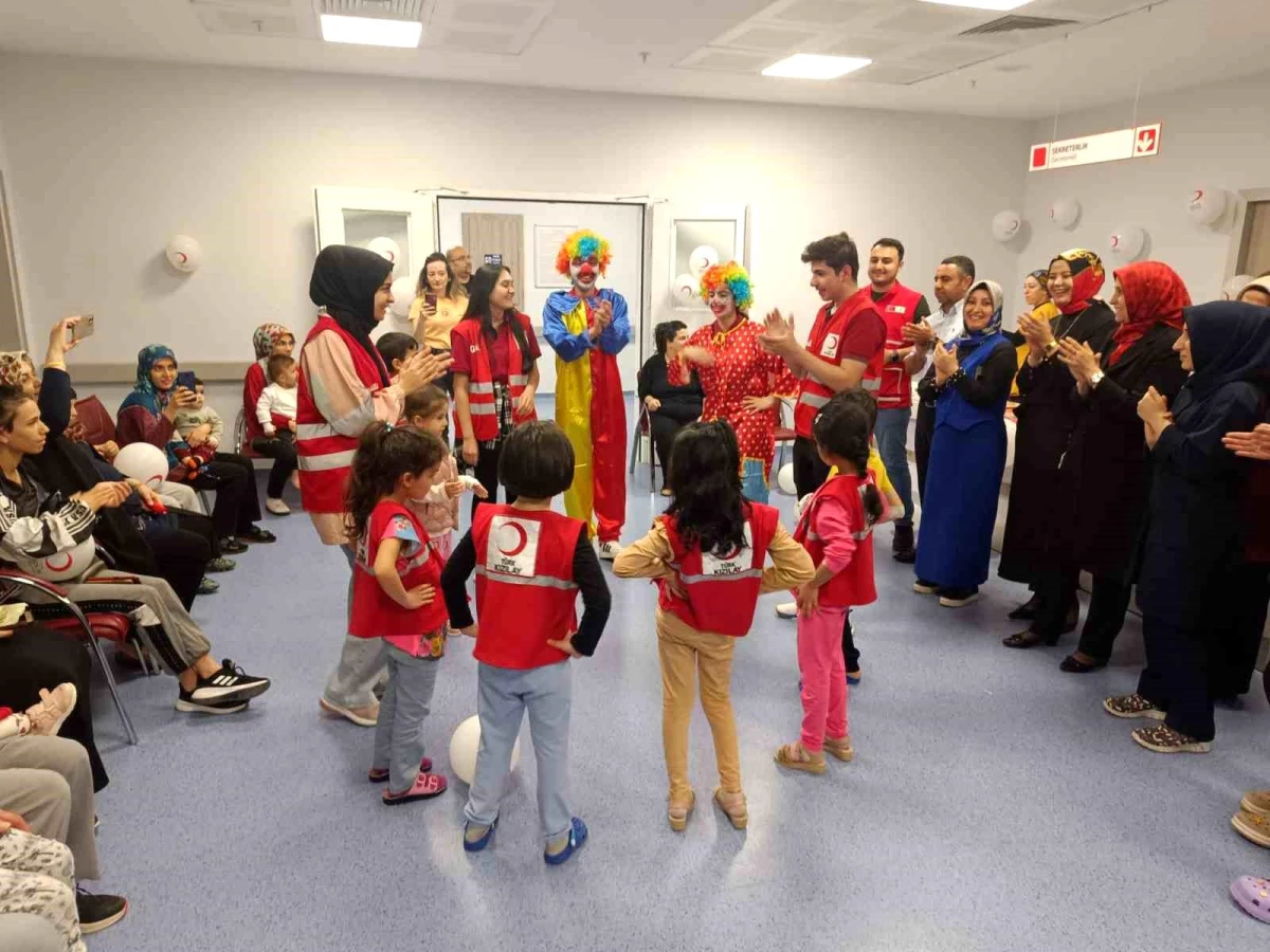 Kızılay, Malatya\'da Hastanede Tedavi Gören Çocuklara Özel Etkinlik Düzenledi