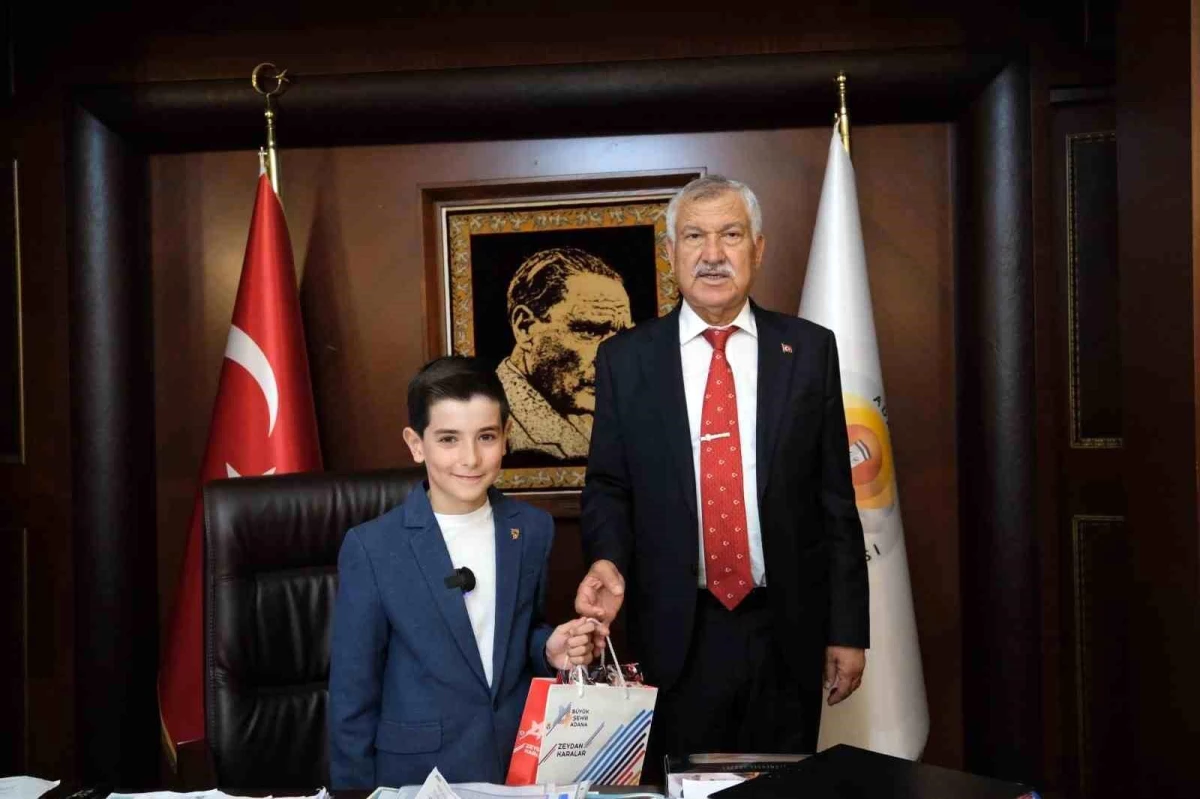 Adana Büyükşehir Belediye Başkanı Zeydan Karalar, 23 Nisan\'da makamını öğrenciye devretti