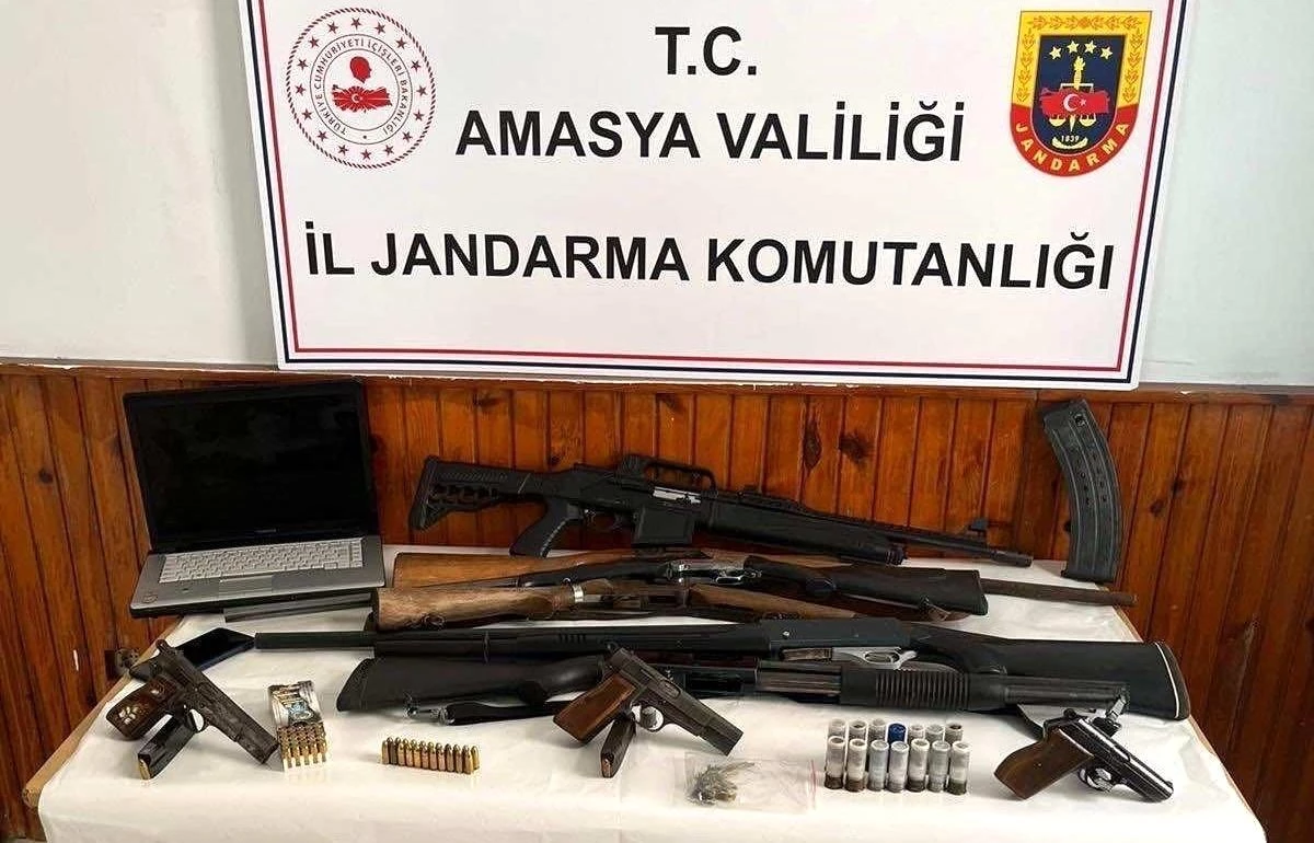 Amasya Taşova\'da Ruhsatsız Silah Operasyonu: 3 Tabanca ve 6 Av Tüfeği Ele Geçirildi