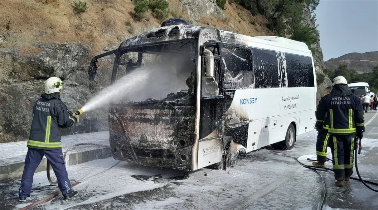 Antalya Kemer\'de Midibüste Çıkan Yangın Söndürüldü