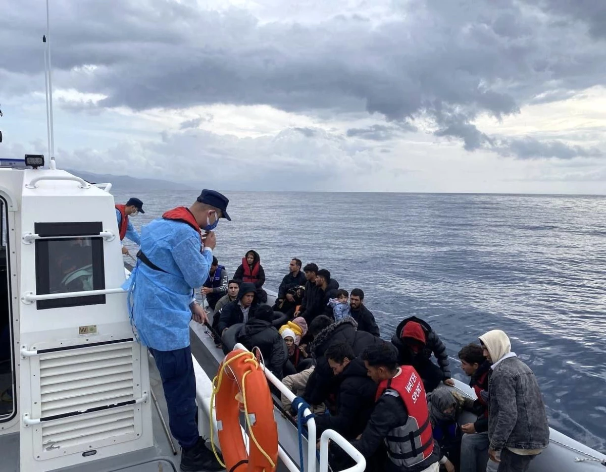 Çanakkale Sahil Güvenlik ekipleri 6\'sı çocuk, 29 kaçak göçmeni kurtardı