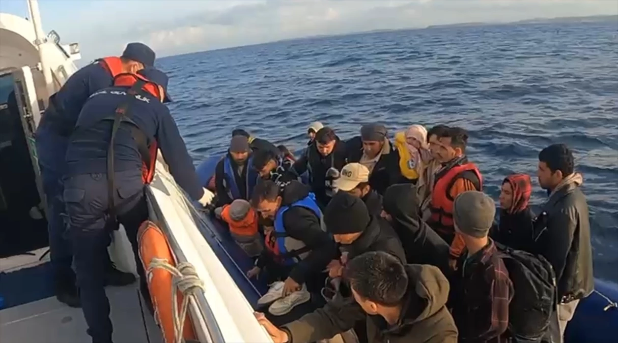 Balıkesir Ayvalık açıklarında 71 düzensiz göçmen yakalandı