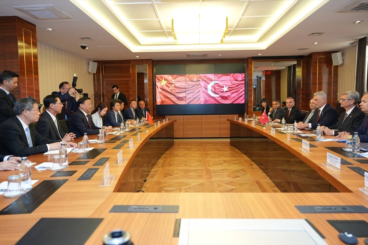 Ticaret Bakanı Ömer Bolat, Çinli iş insanlarıyla görüşerek işbirliği konularını değerlendirdi
