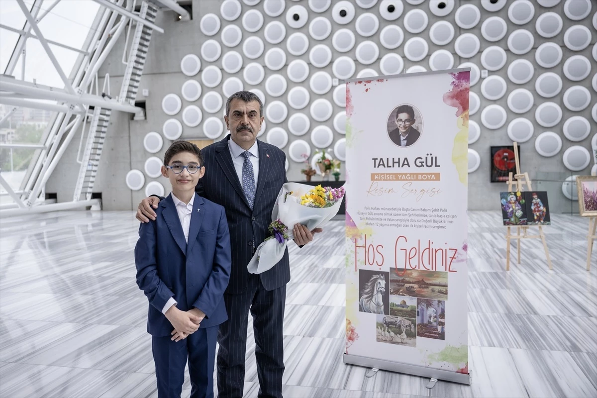 Bakan Tekin, şehit polis Hüseyin Gül\'ün oğlu Talha Gül\'ün sergisini ziyaret etti