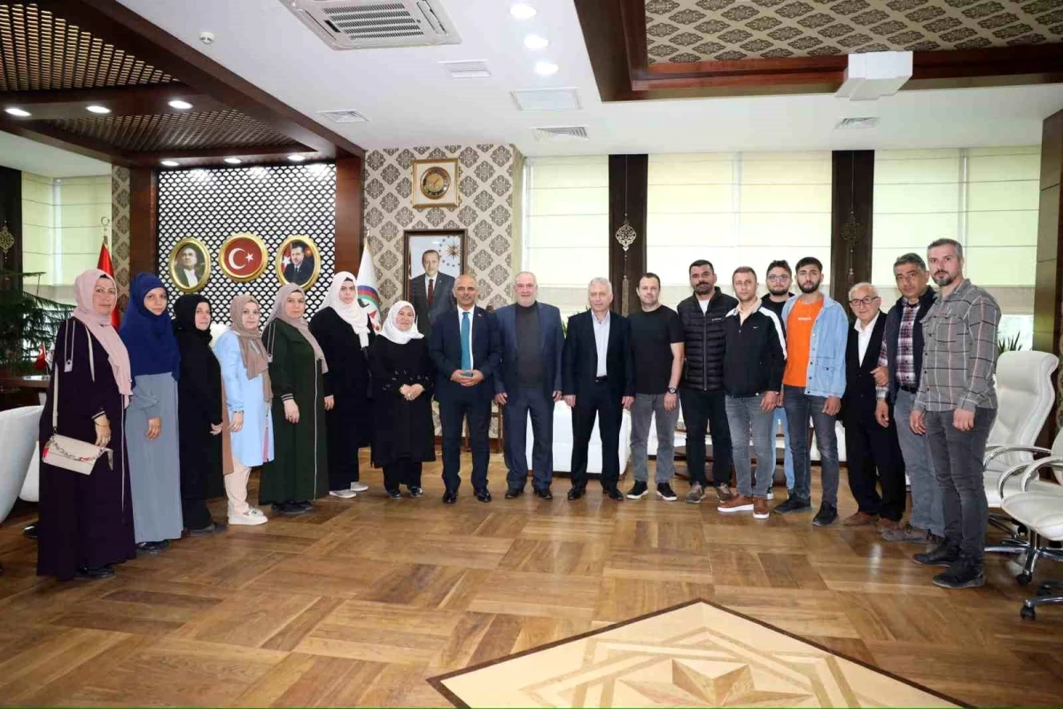 Körfez Belediye Başkanı Şener Söğüt Mahalle Teşkilatlarını Ağırladı