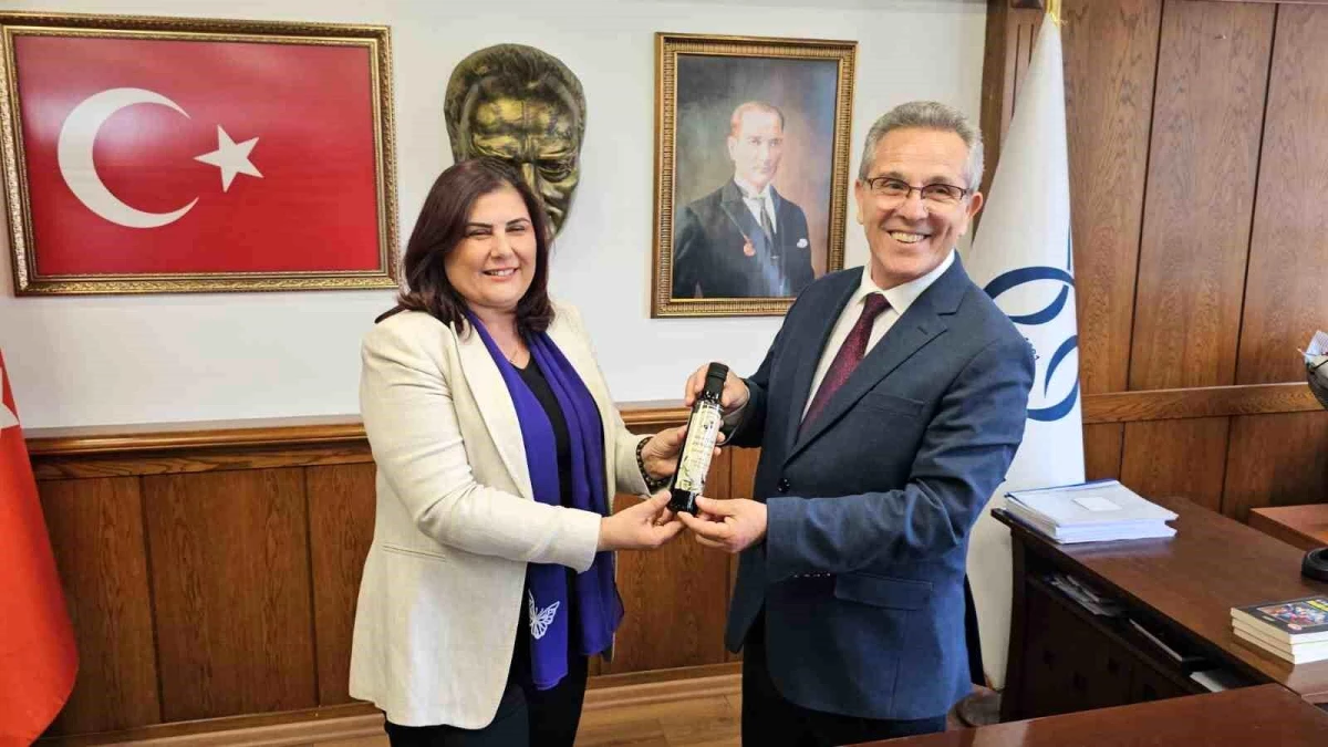 Aydın Büyükşehir Belediye Başkanı Özlem Çerçioğlu, Nazilli Belediye Başkanı Ertuğrul Tetik\'i Makamında Ziyaret Etti