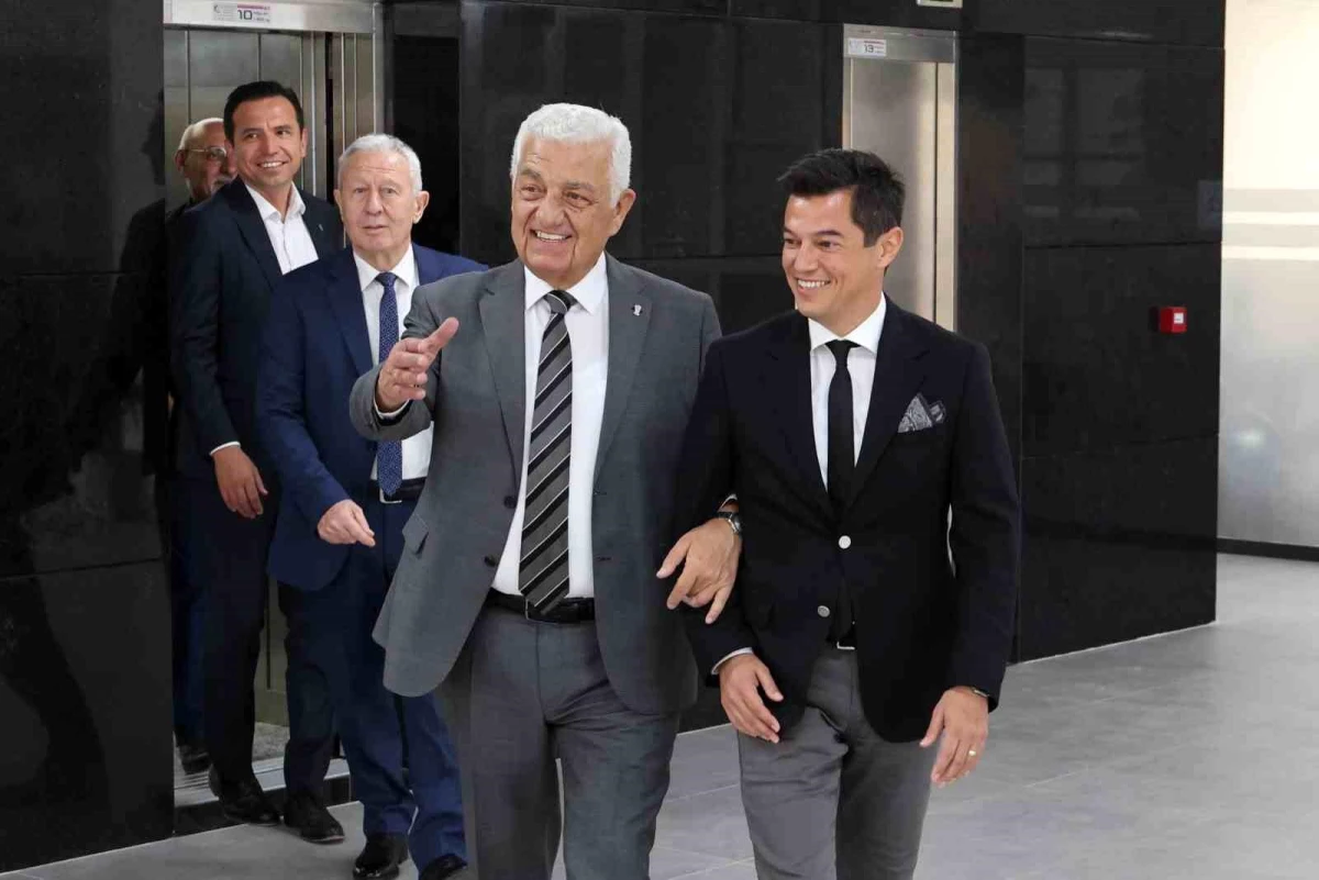 Marmaris Belediye Başkanı Acar Ünlü, eski Muğla Büyükşehir Belediye Başkanı Osman Gürün\'ü makamında ağırladı