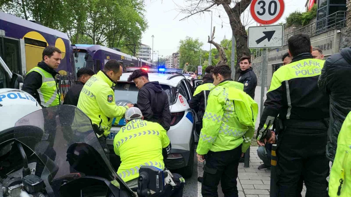 Beyoğlu\'nda Trafik Akışına Engeller Koyan Şahıslar Gözaltına Alındı