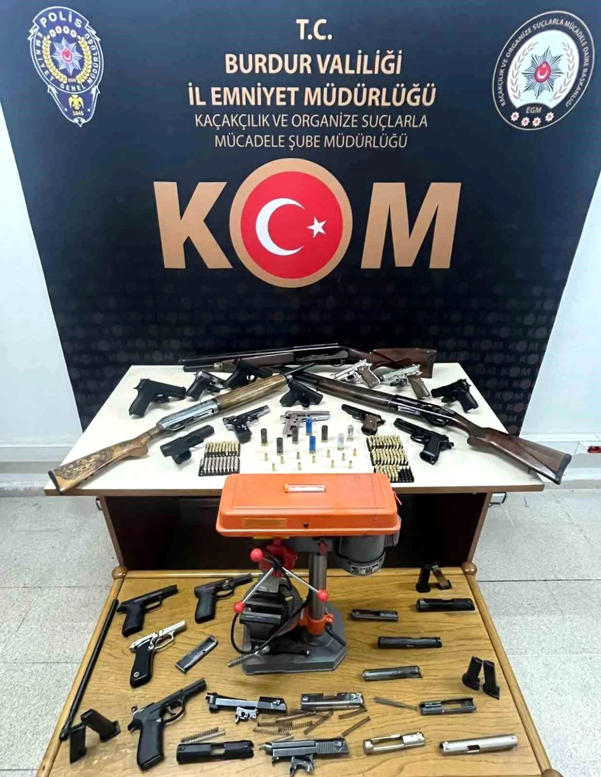 Burdur\'da Kaçakçılık Operasyonunda Çok Sayıda Silah Ele Geçirildi