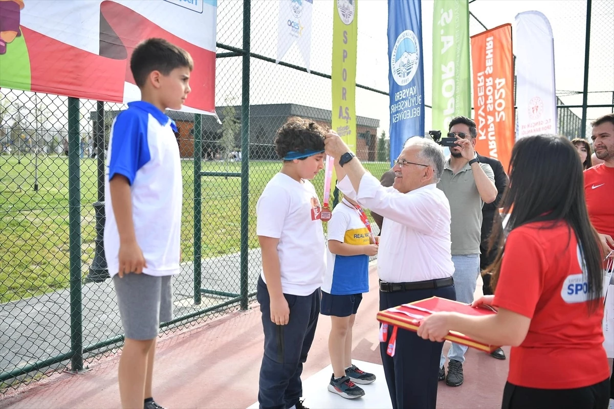 Kayseri Büyükşehir Belediye Başkanı, 23 Nisan Tenis Turnuvası\'nda dereceye giren çocuklara madalya verdi