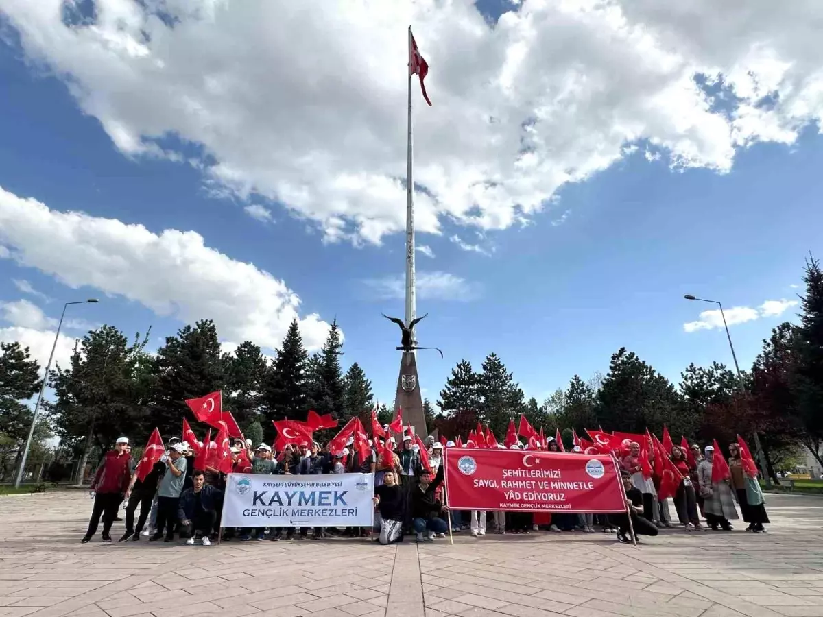 KAYMEK öğrencileri Şehitler Haftası\'nda Kartal Şehitliği\'ni ziyaret etti