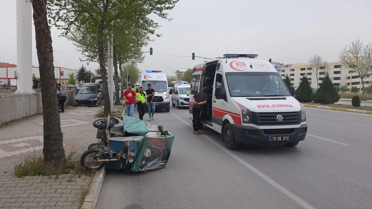 Çorum\'da Otomobilin Elektrikli Motosiklete Çarptığı Kazada Yaralılar Var