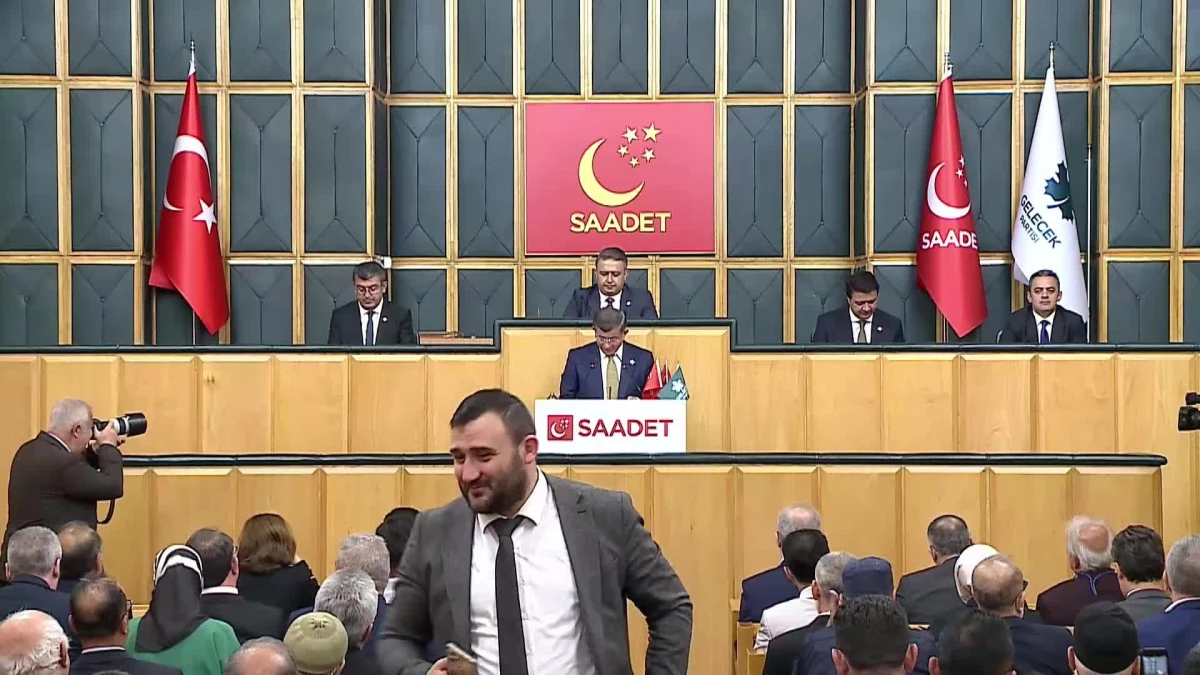 Davutoğlu: AK Parti iktidarında samimi tartışmalar yaşanıyor