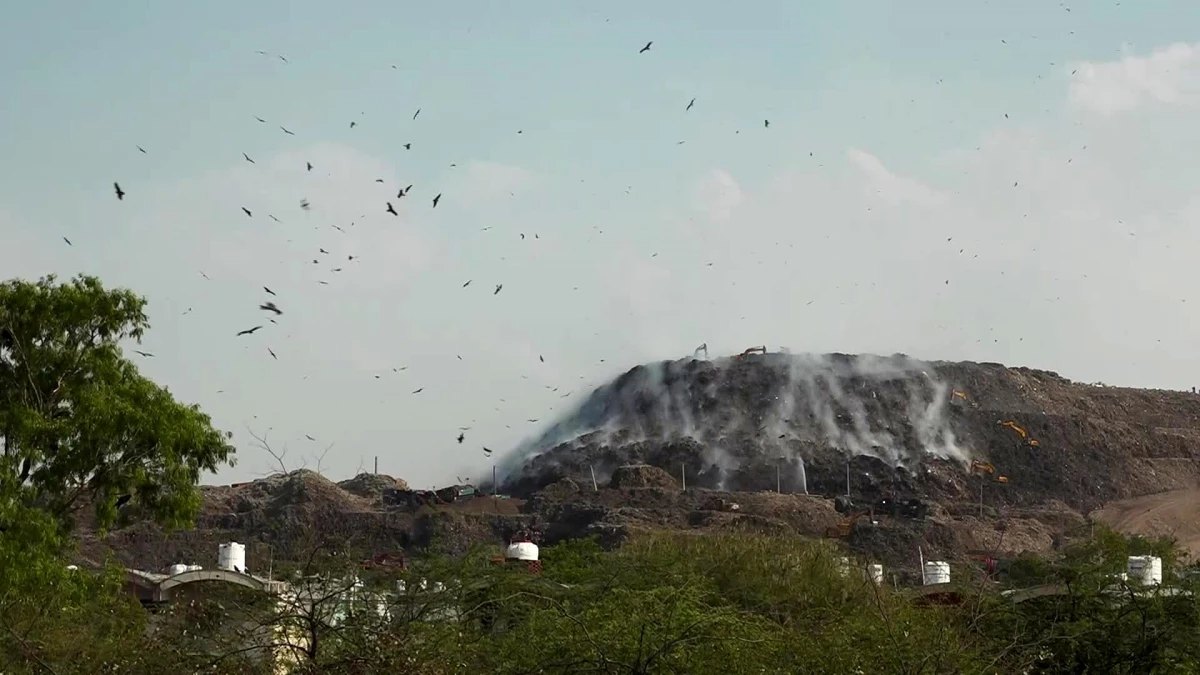 Yeni Delhi\'deki Devasa Çöp Depolama Alanında Yangın Devam Ediyor