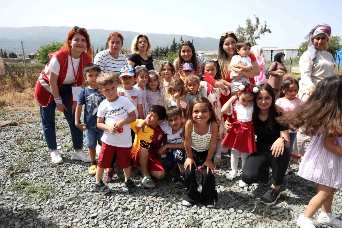 Depremzede çocuklar Antakya\'da 23 Nisan şenliğinde eğlendi