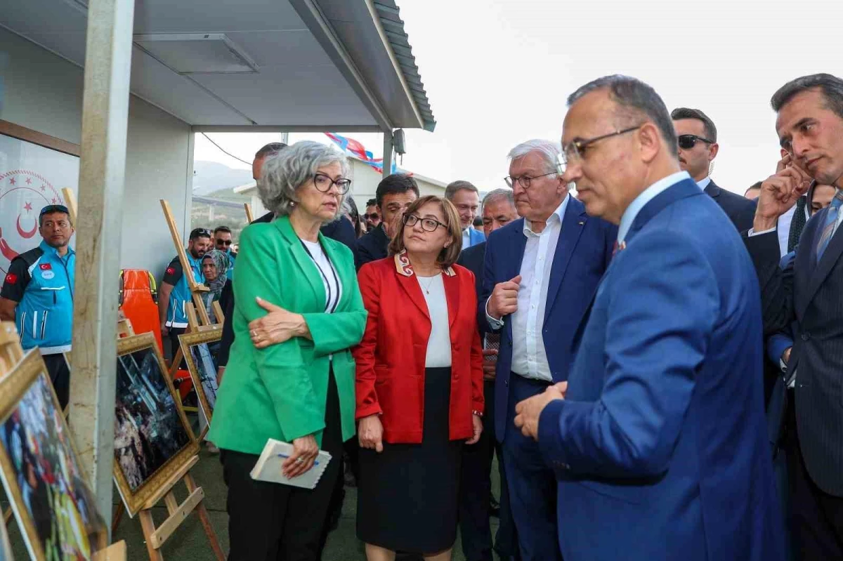 Almanya Cumhurbaşkanı Steinmeier, Gaziantep\'te depremzede vatandaşlara destek veren Şahin\'i tebrik etti