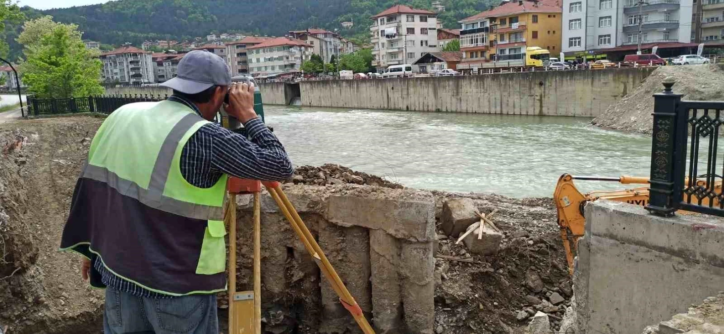 Devrek\'te yıkılan asma köprünün inşaatı hız kesmeden devam ediyor