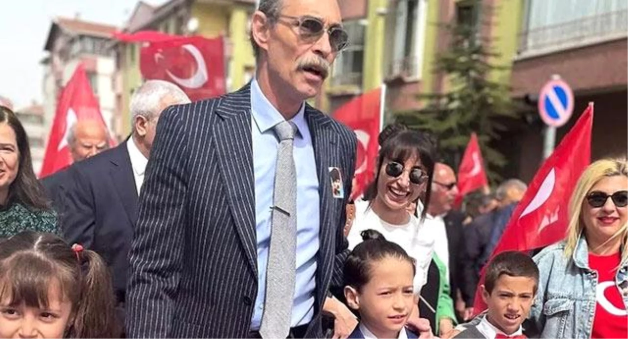 Erdal Beşikçioğlu, 23 Nisan\'da çocuklarla sokaklarda marş söyledi