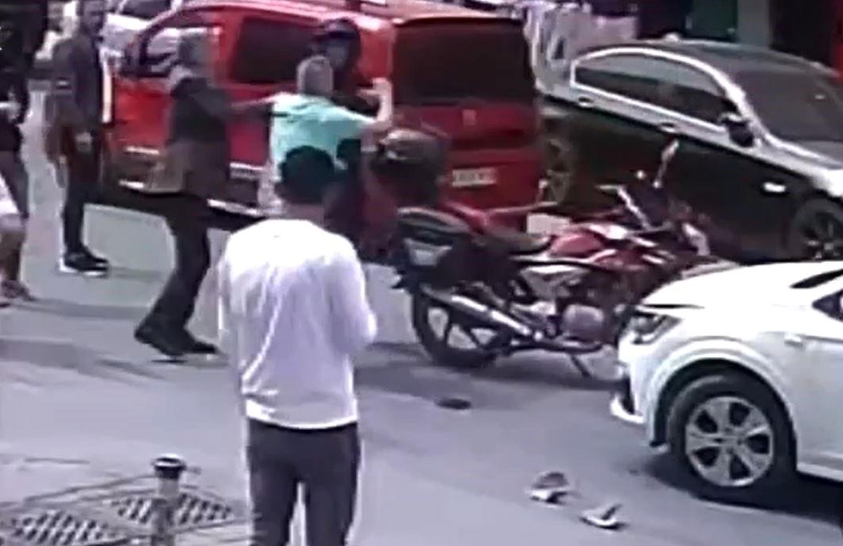 Esenyurt\'ta motosikletli ile otomobil sürücüsü arasında kavga çıktı