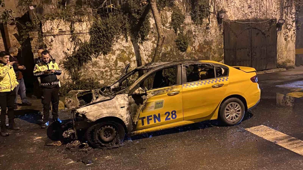 İstanbul Fatih\'te Taksi Yanarak Kullanılamaz Hale Geldi