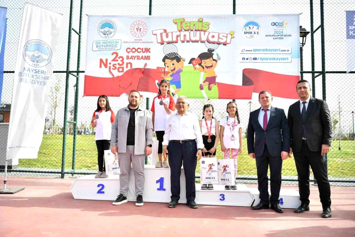 Kayseri Büyükşehir Belediye Başkanı, 23 Nisan Tenis Turnuvası\'nda dereceye giren çocuklara madalyalarını verdi