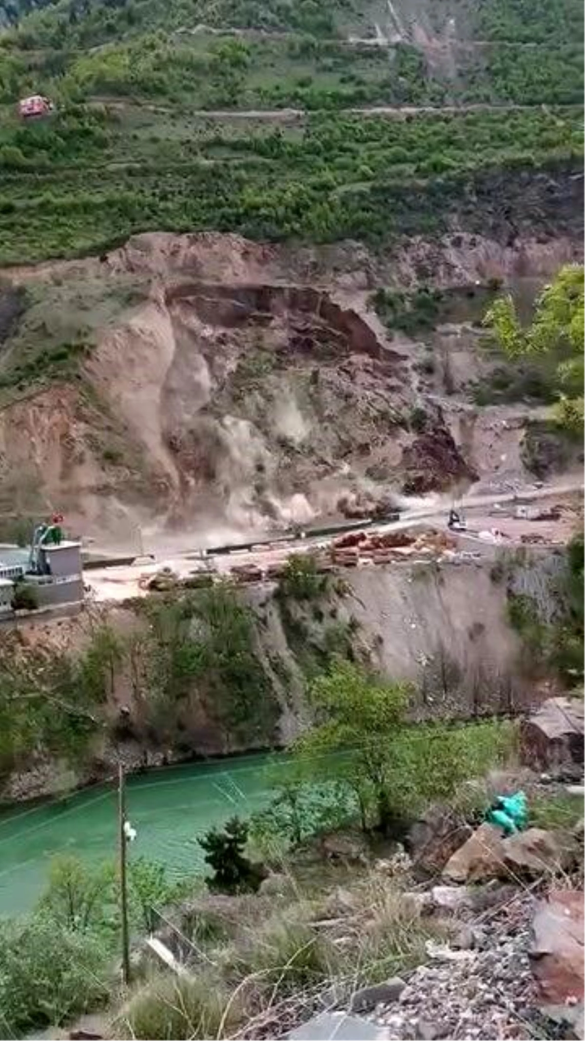 Gümüşhane Kürtün\'de Heyelan: Korku ve Panik Anları Görüntülendi