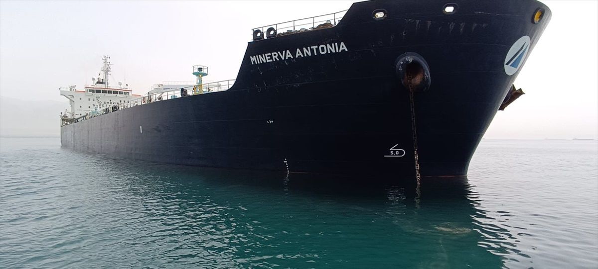 İskenderun Körfezi\'nde Yunanistan bayraklı ürün tankeri karaya oturdu