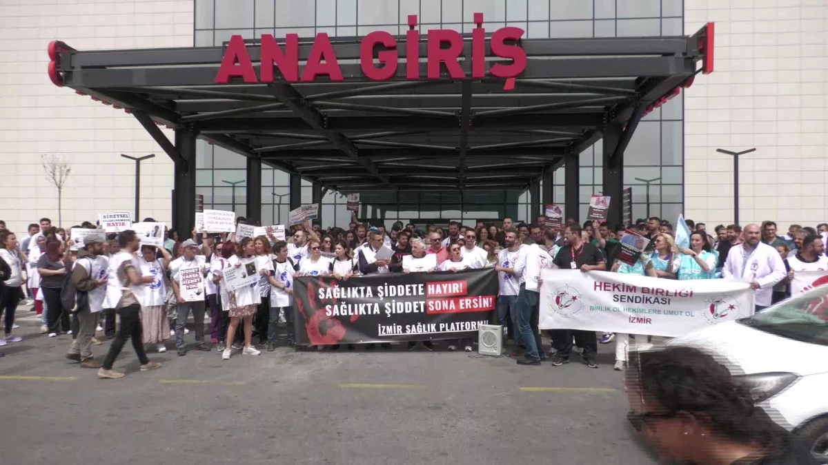 İzmir\'de sağlık çalışanları saldırıya tepki göstererek iş bıraktı