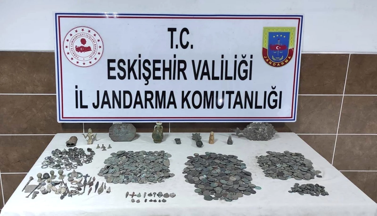 Eskişehir\'de Binlerce Tarihi Eser Ele Geçirildi, 3 Şüpheli Yakalandı