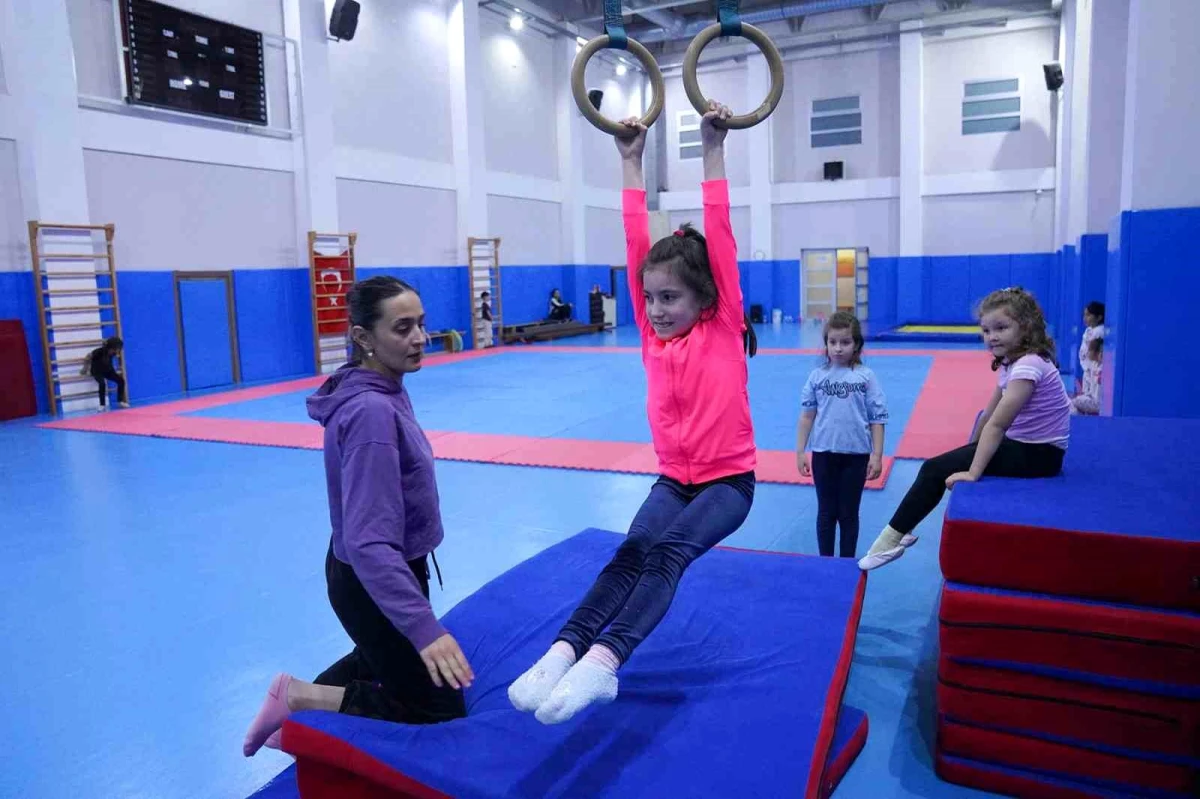 Tepebaşı Belediyesi Yunus Emre Spor Tesisleri\'nde Jimnastik Kursları Yoğun İlgi Görüyor
