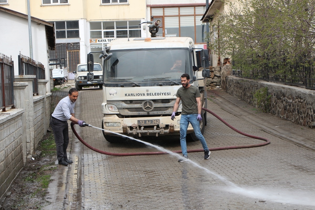 Karlıova\'da Karların Erimesinin Ardından Temizlik Çalışması Başlatıldı