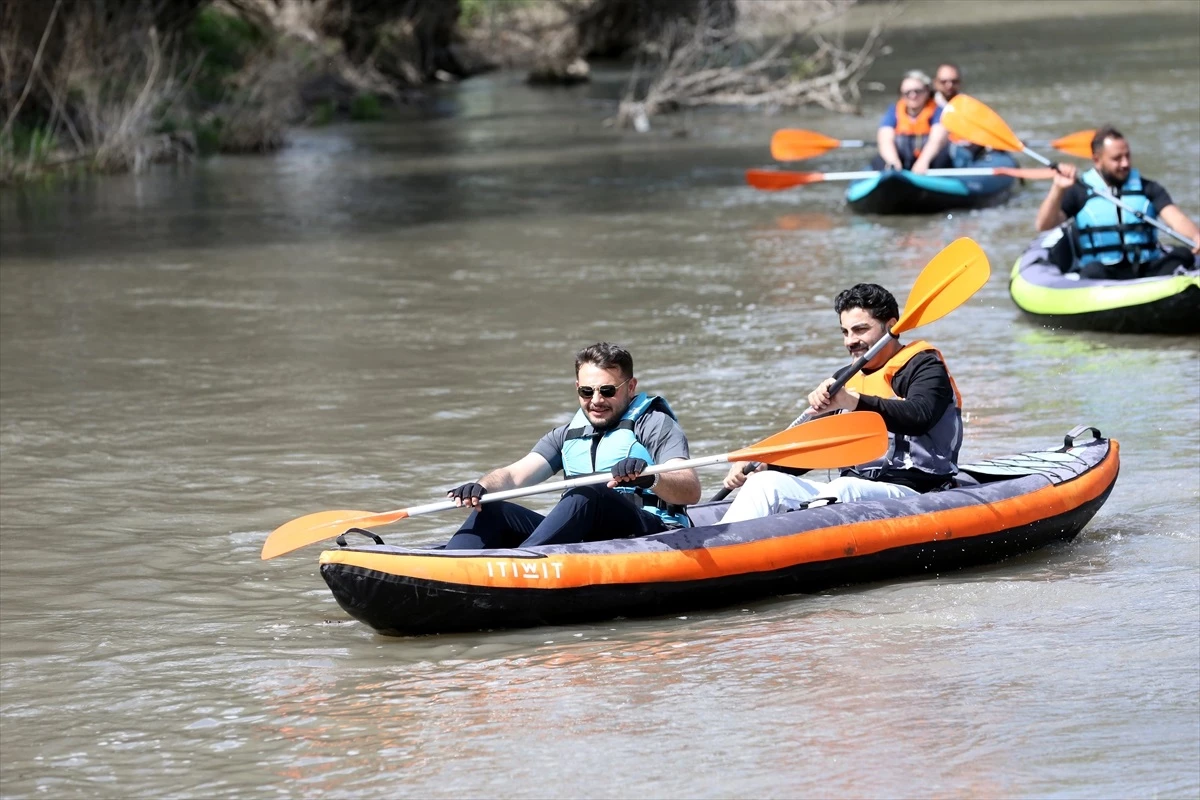 Kayseri\'deki Zamantı Irmağı, doğal güzellikler arasında kano yapma imkanı sunuyor